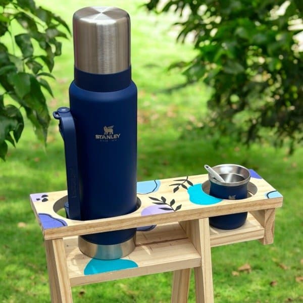 MESA MATERA PINTADA DECO DE MADERA CON HUECO PARA TERMO Y MATE 60x35x39 CM