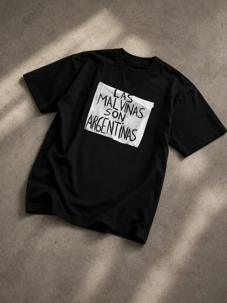 Remera Las Malvinas son Argentinas Negra