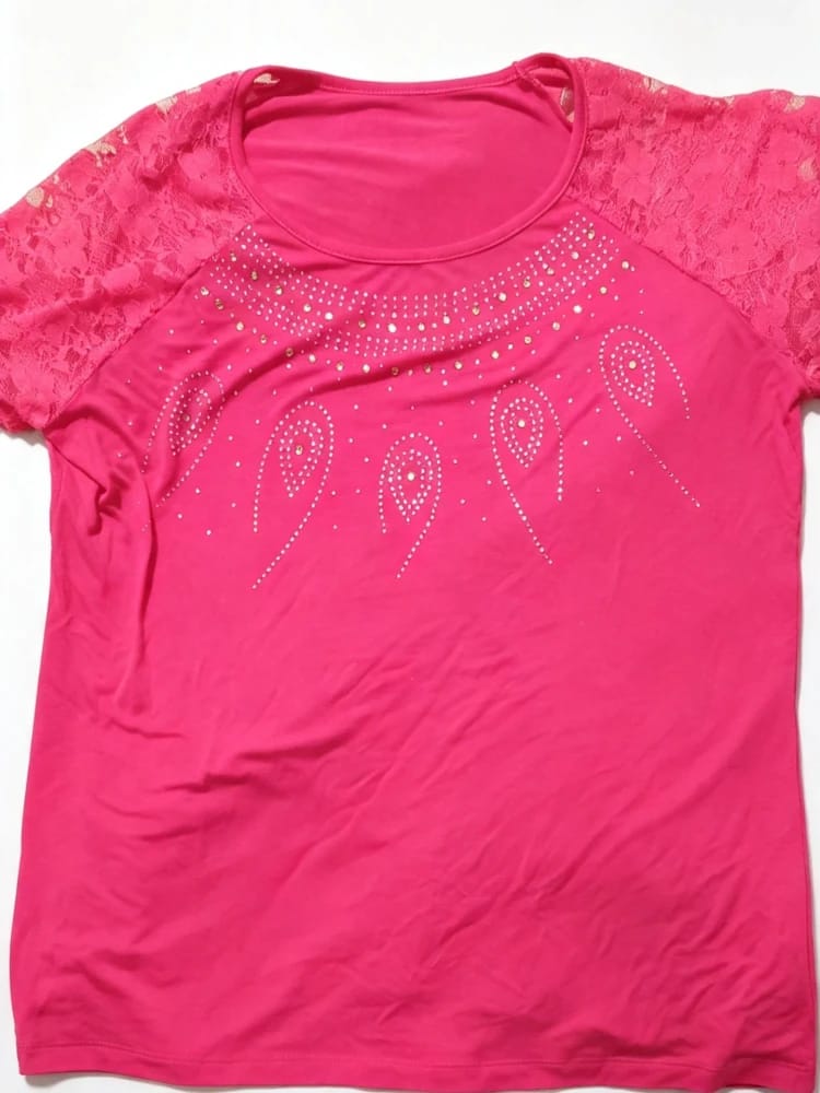 Remera roja con piedritas