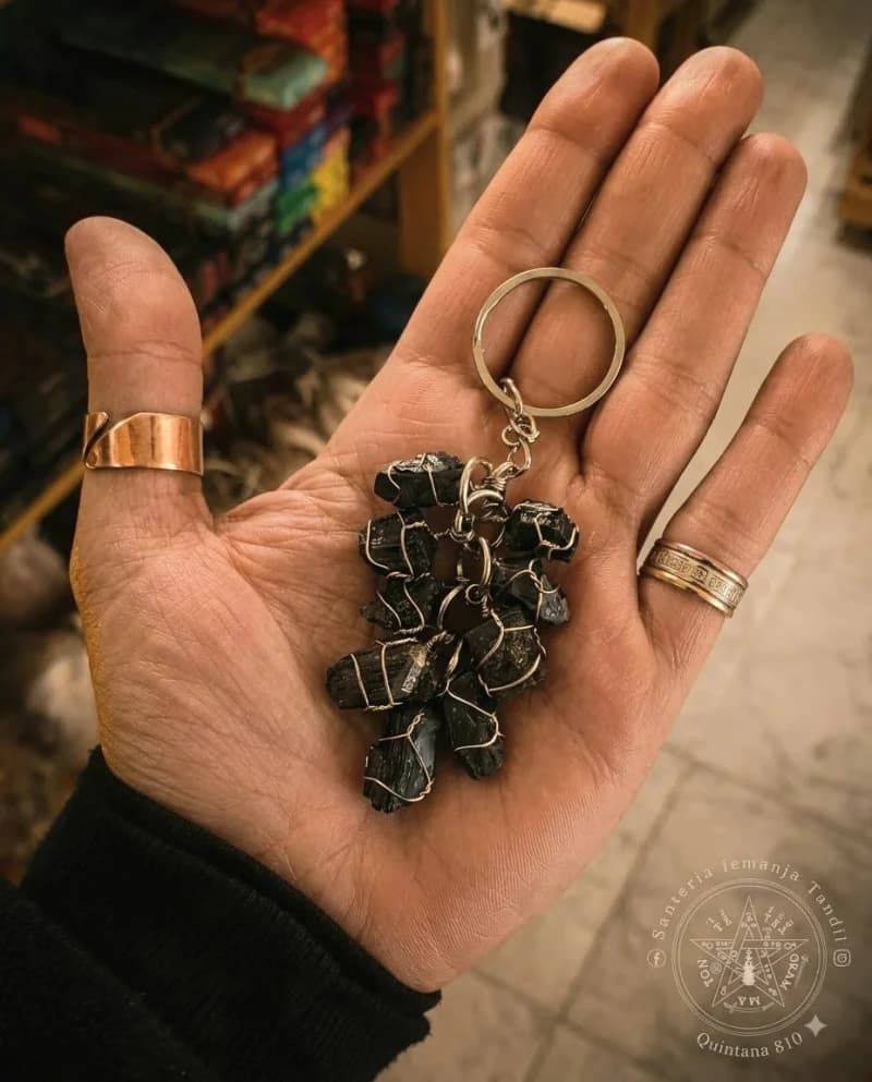 Llavero racimo piedra turmalina negra