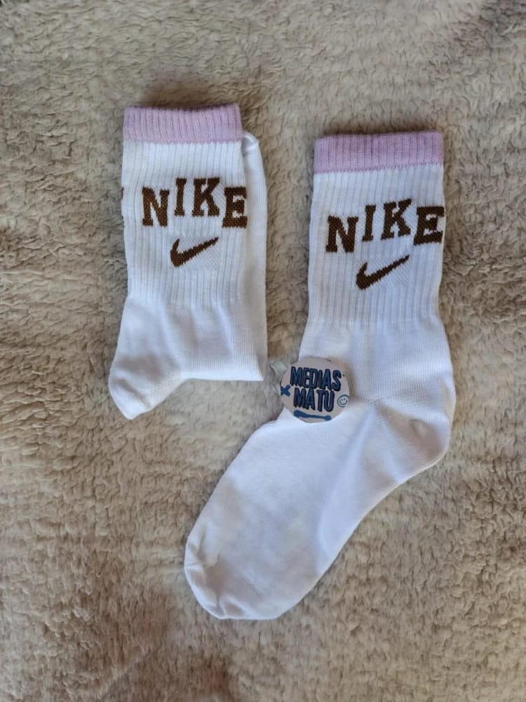 Media blanca/lila 3/4 Nike con pipa marron