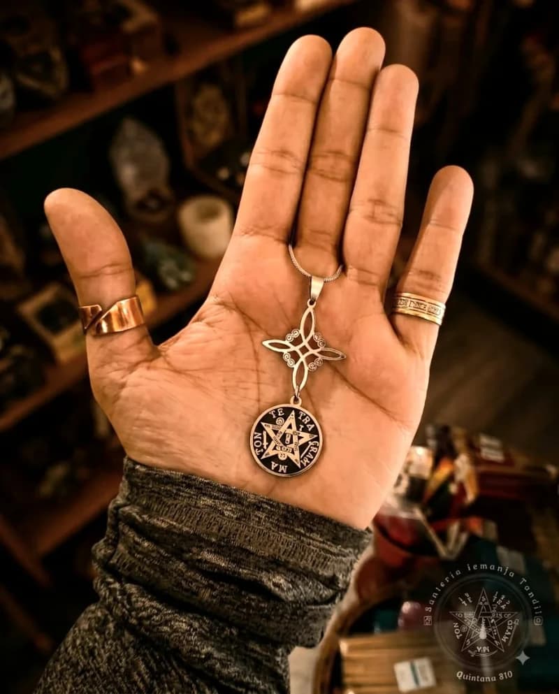 Dije nudo de bruja con Tetragramatón (acero)