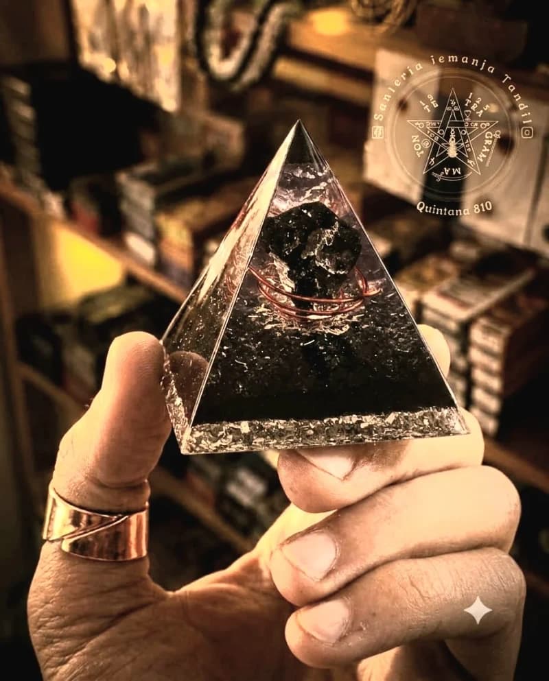 Pirámide orgon con piedra turmalina negra