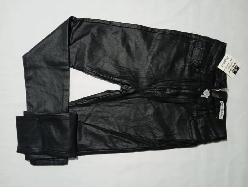 Pantalón negro de cuero a Talle 30
