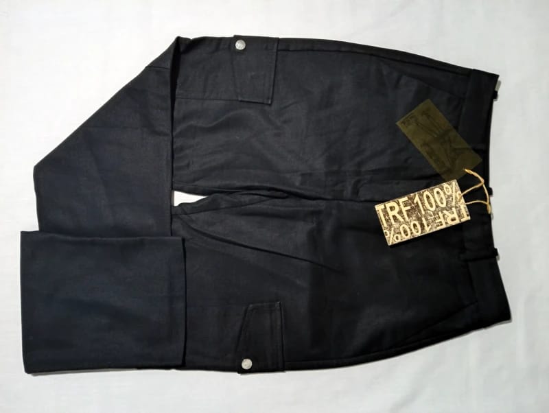 Pantalón negro con bolsillos cuadrados al costado Talle 37