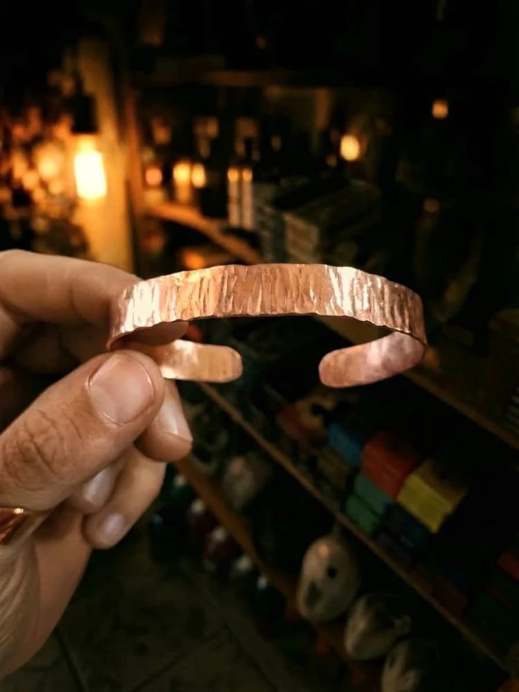 Pulsera de cobre texturada