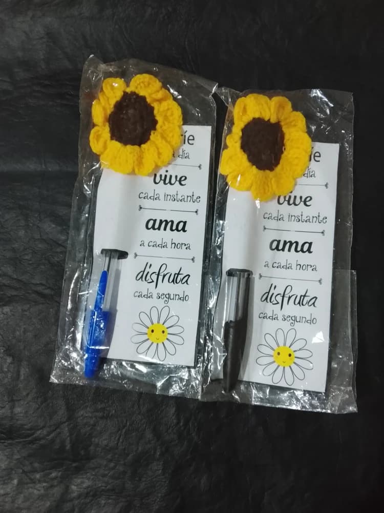 Biromes con un girasol tejido