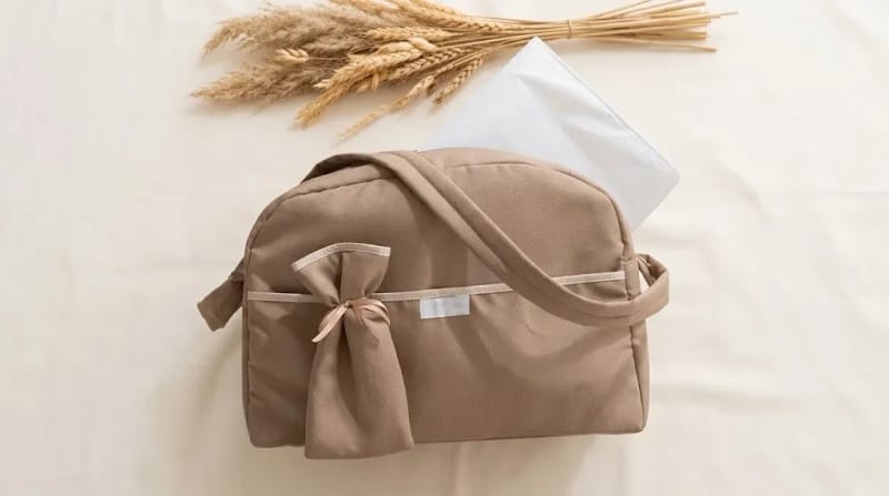 Bolso maternal con cambiador y portamamadera "PINTITAS"